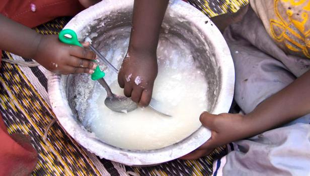 Niños africanos compartiendo arroz