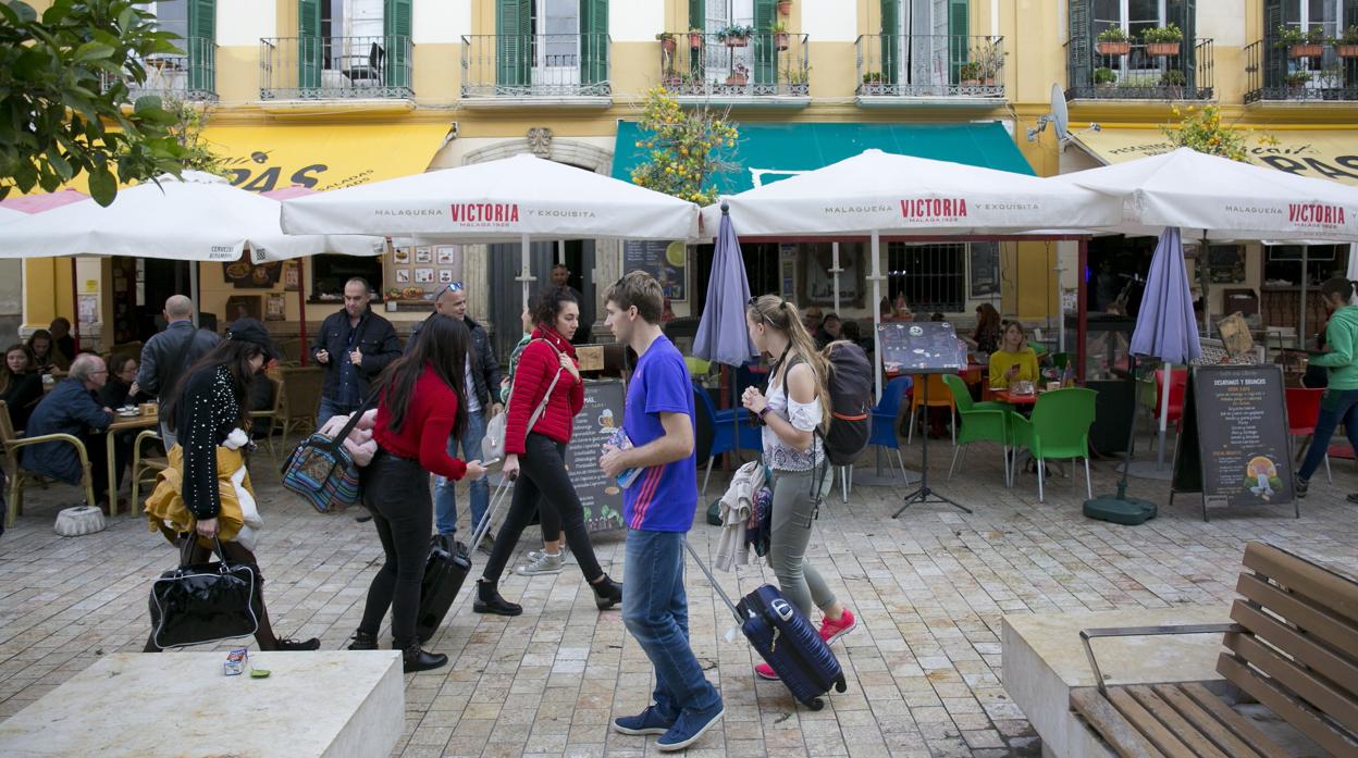 Turistas paseando por Málaga