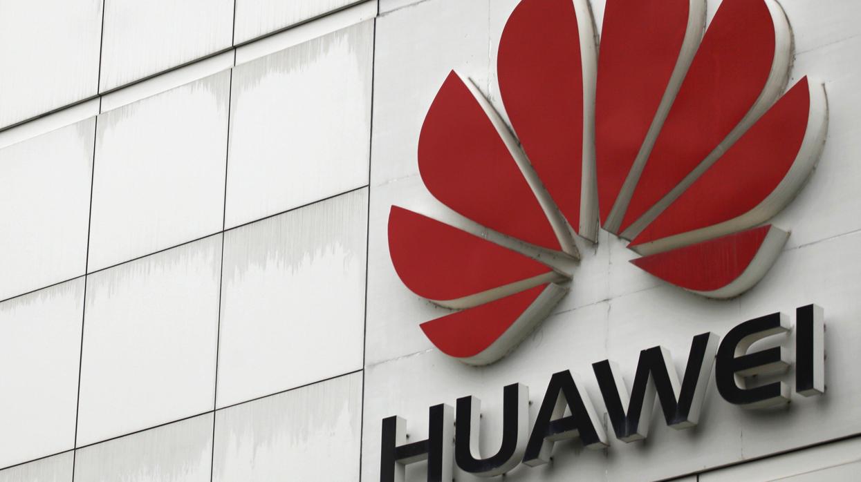 Huawei sanciona a los dos empleados que felicitaron el Año Nuevo por el Twitter oficial usando un iPhone