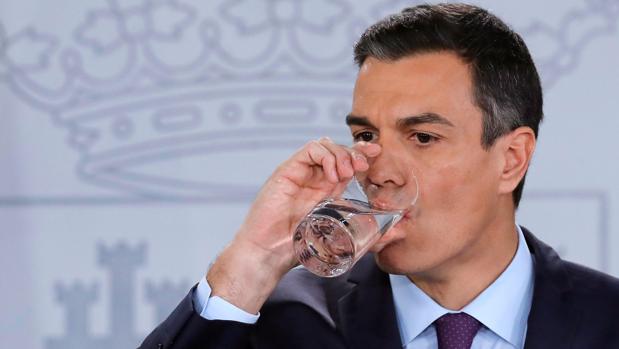 Al retrato «impresionista» de Sánchez sobre la economía le salen borrones: 5 signos de preocupación