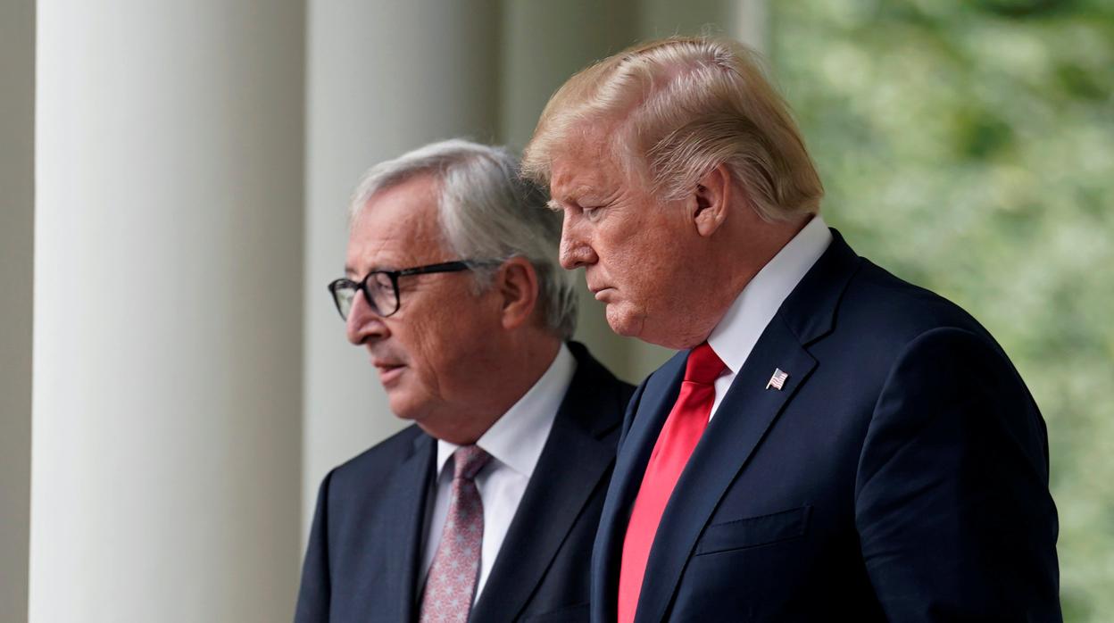 El presidente de la Comisión Europea, Jean-Claude Juncker, junto al presidente de Estados Unidos, Donald Trump, en una cumbre bilateral en 2018
