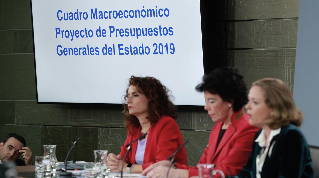 De izquierda a derecha, las ministras María Jesús Montero, Isabel Celaá y Nadia Calviño, ayer en rueda de prensa