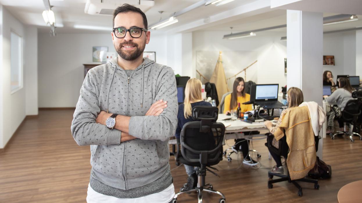 Talal Benjelloun, cofundador de Glamping Hub, en la oficina central de la Cuesta del Rosario en Sevilla