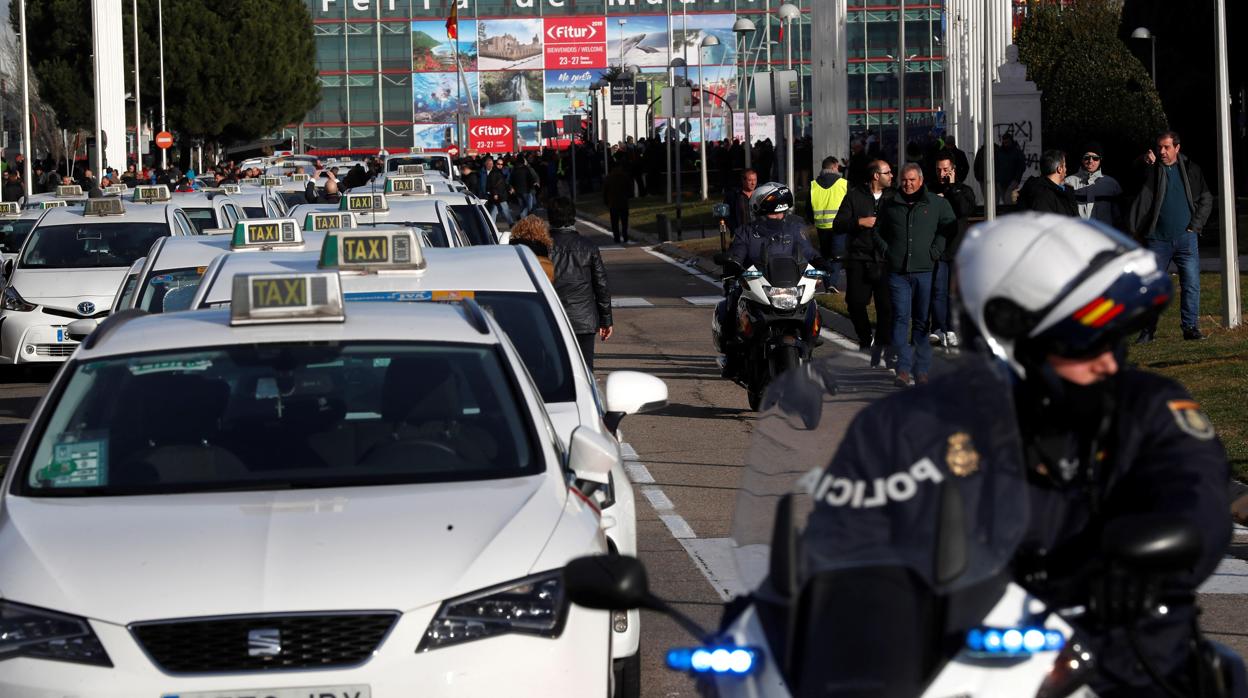 Imagen de los taxis en la puerta de Ifema