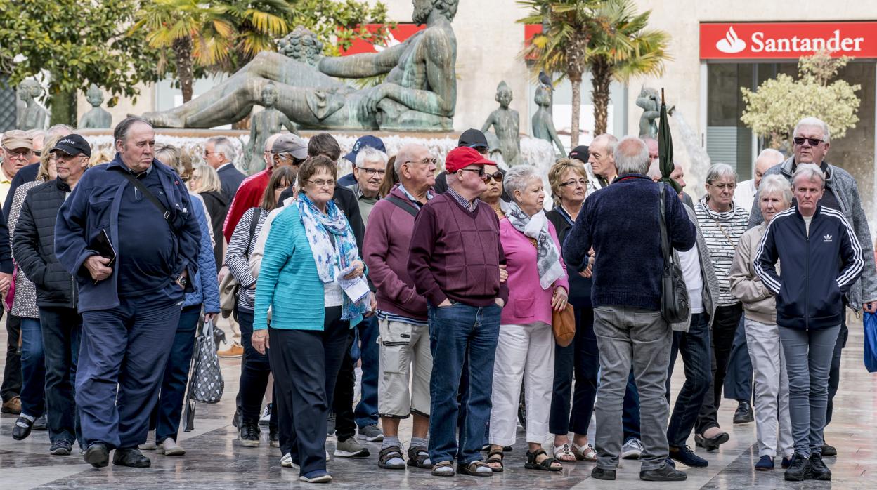 Un grupo de turistas pasean por Valencia
