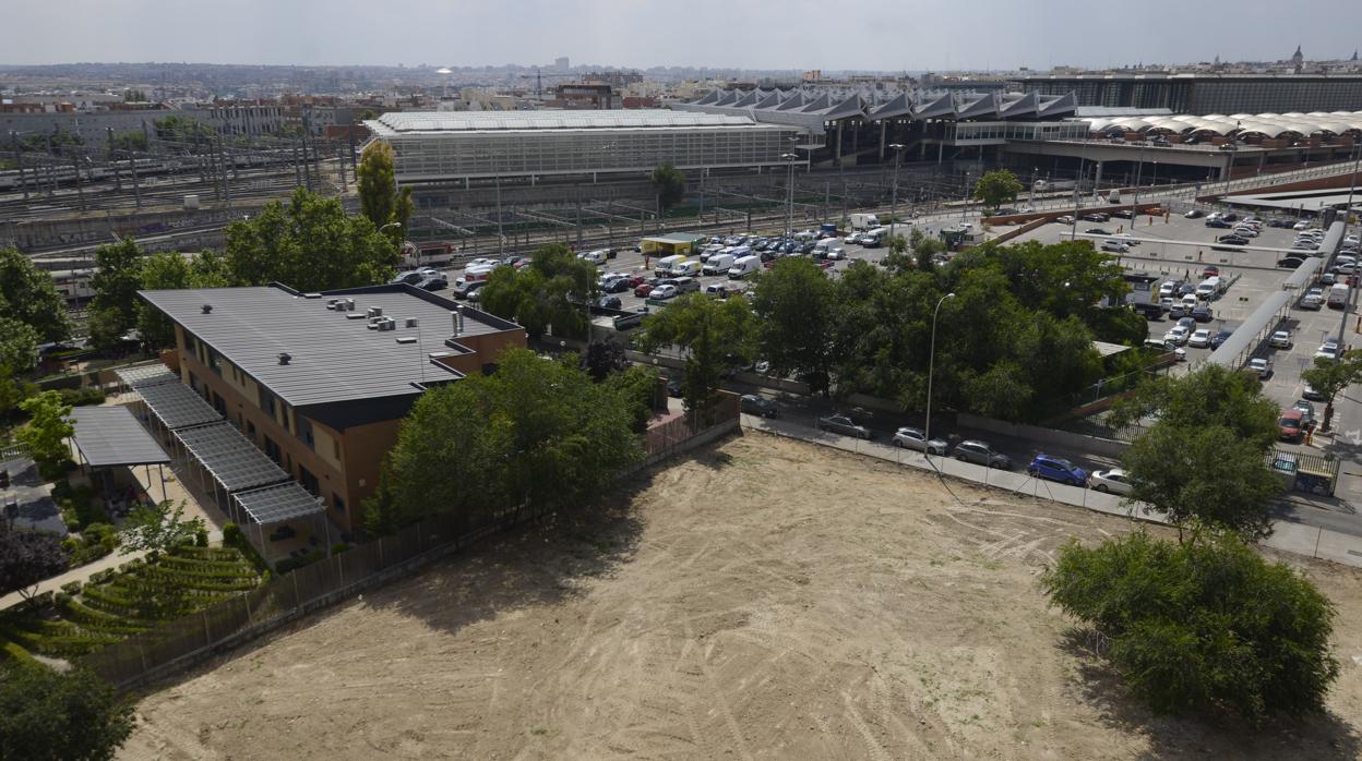 Un solar preparado para albergar un nuevo edificio en Madrid