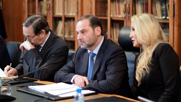 Ábalos irá al Congreso el jueves para hablar de la crisis del taxi tras días de silencio y otras cuatro noticias