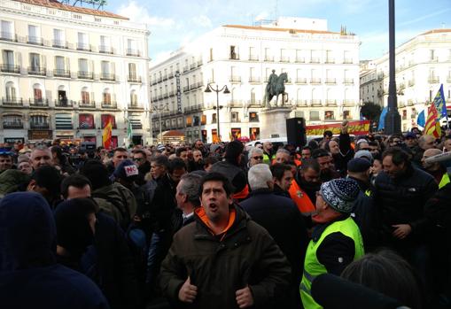 Taxistas continúan con las protestas en Sol