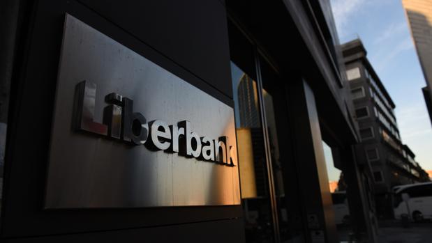 Liberbank estudia un ajuste de 722 empleados ahora en excedencia