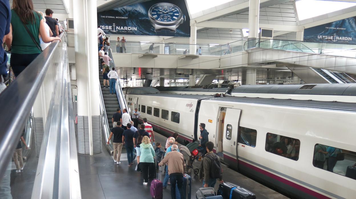 Un grupo de viajeros desciende del vagón tras viajar en AVE