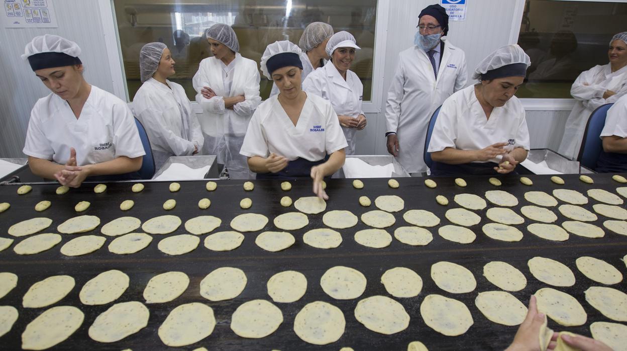 Trabajadores de Inés Rosales durante el proceso de moldeado de la torta de aceite