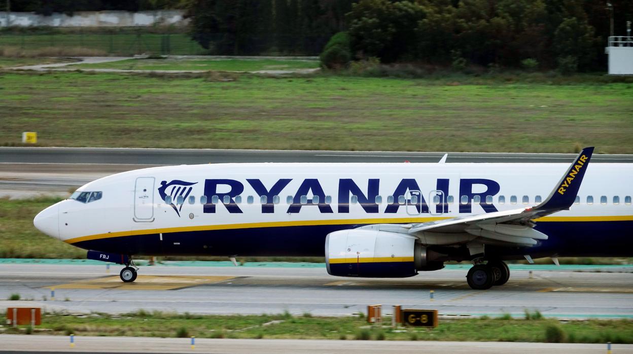Un avión de Ryanair despegando del aeropuerto de Málaga