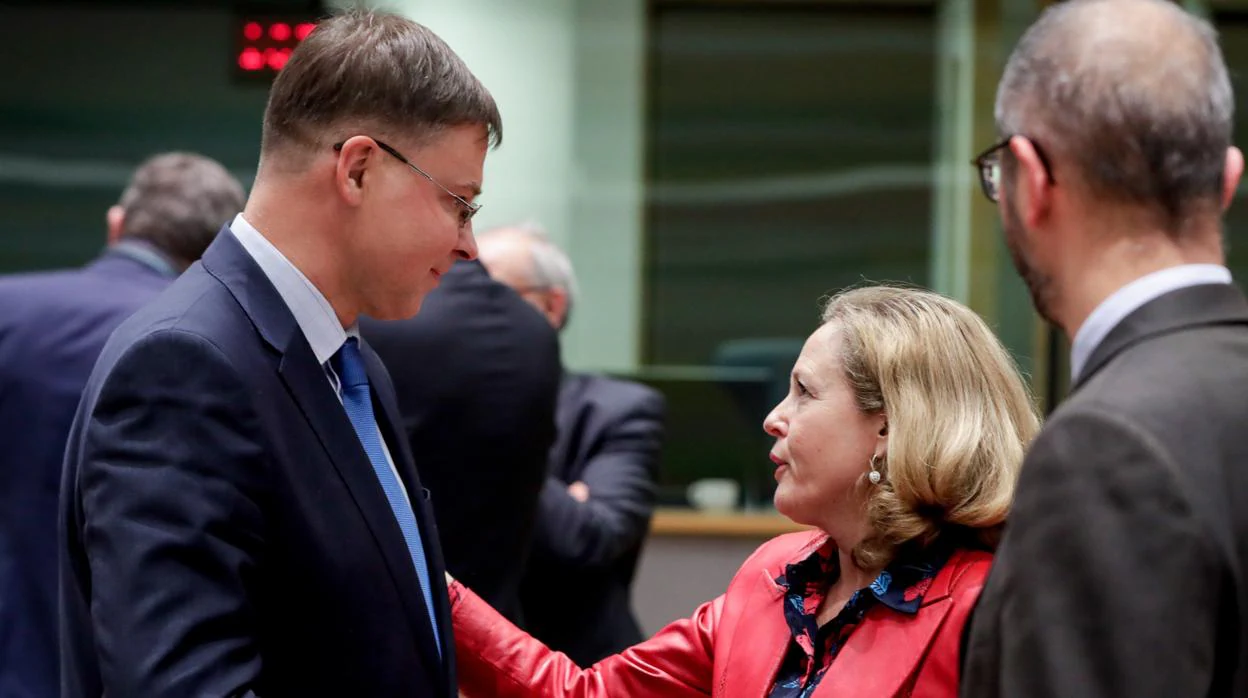 El vicepresidente de la CE, Valdis Dombrovskis, junto a la ministra de Economía, Nadia Calviño