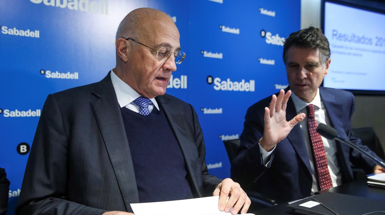 El presidente del Sabadell, José Oliu, y el consejero delegado, Jaime Guardiola, en rueda de prensa