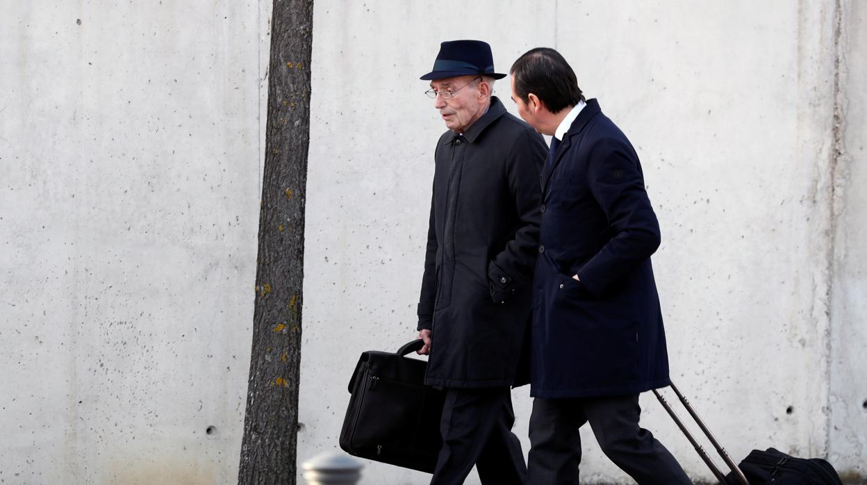 El exconsejero José Manuel Fernández Norniella, con sombrero, a su llegada a la Audiencia Nacional junto a su abogado