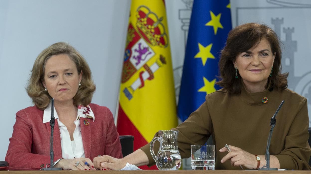 Nadia Calviño, ministra de Economía, y Carmen Calvo, vicepresidenta