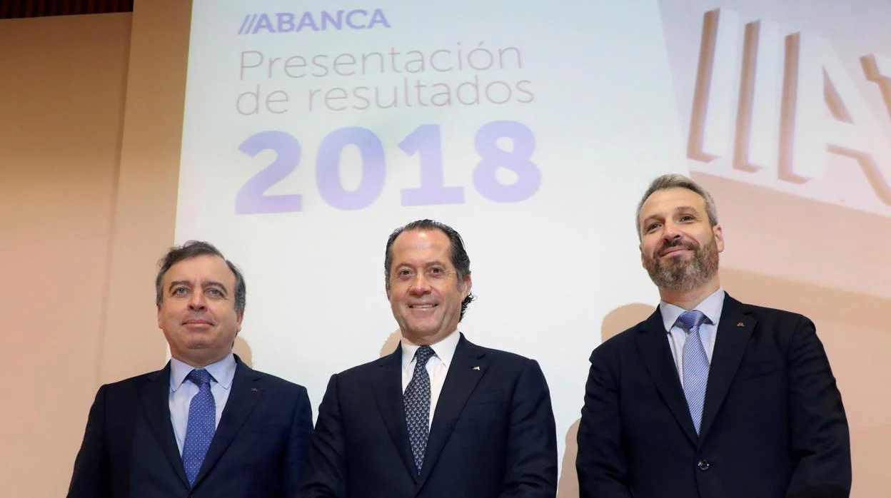 El presidente de Abanca, Juan Carlos Escotet (centro de la imagen), acompañado del consejero delegado, Francisco Botas (izquierda), y del director general financiero de la entidad, Alberto de Francisco (derecha),