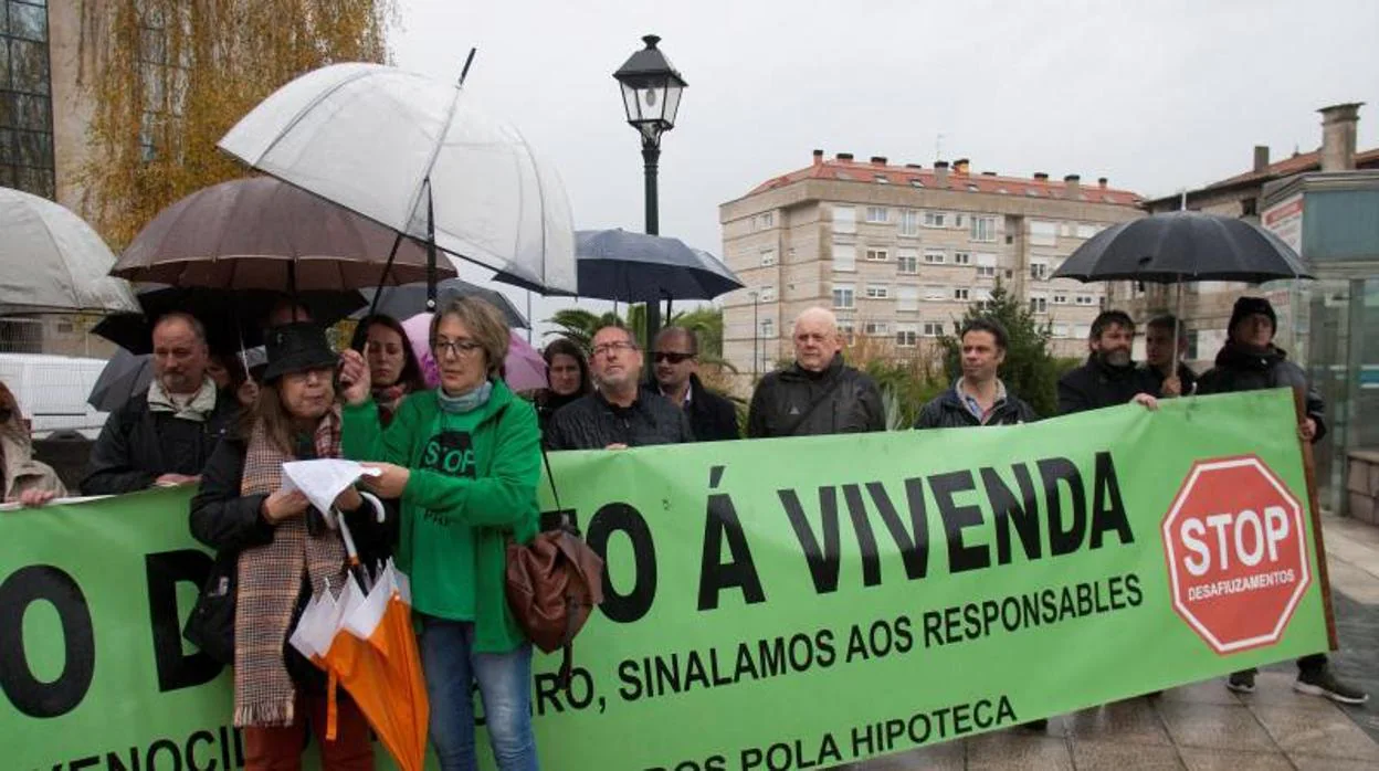 Concentración organizada por la plataforma de afectados por las hipotecas de Vigo