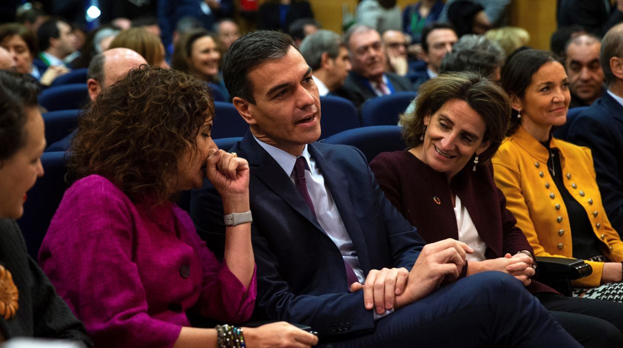 Pedro Sánchez (centro imagen) junto a la minsitra de Hacienda, María José Montero