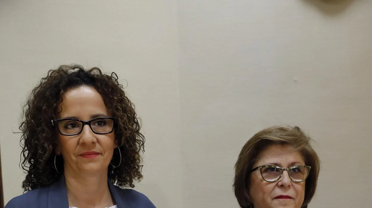Pilar Lucio, a la izquierda, portavoz socialista de Energía en el Congreso
