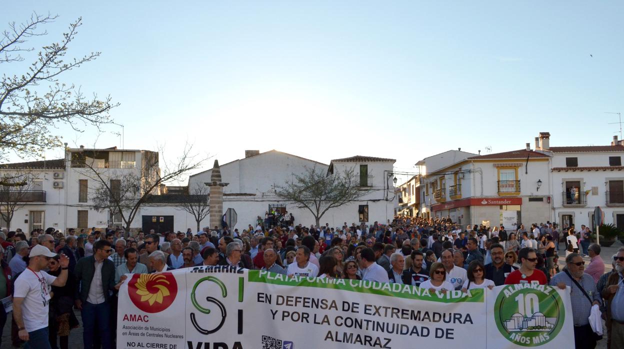 Manifestación, ayer, en la comarca de Almaraz, contra el cierre de la central