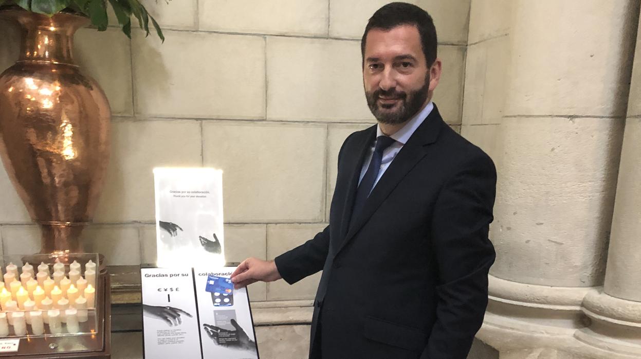 Santiago José Portas Alés, responsable de Instituciones Religiosas de Banco Sabadell, junto a uno de los atriles electrónicos para recogida de donativos