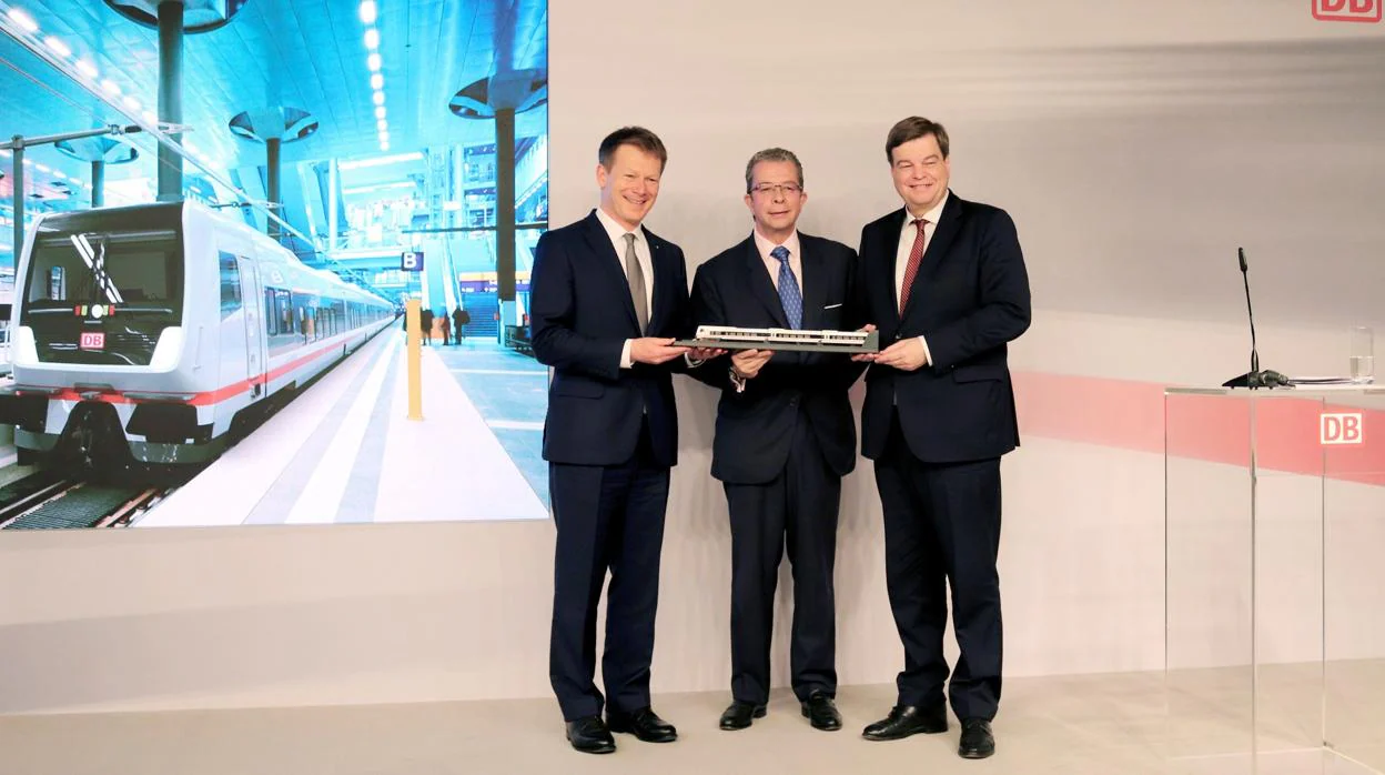 El consejero delegado, José María de Oriol (c) junto al director ejecutivo de Deutsche Bahn, Richard Lutz (i) y el secretario de Estado alemán de Transporte, Enak Ferlemann (d)