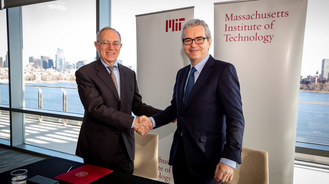 Pablo Isla (d), presidente de Inditex, y el presidente del MIT, Rafael Reif (i)
