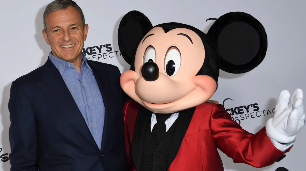 El CEO de Walt Disney Company, Robert Iger, posa con Mickey Mouse