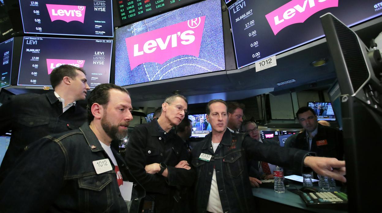 Levi Strauss vuelve a Wall Street y sus acciones se disparan un 35%