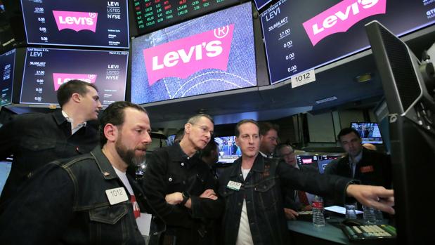 Levi Strauss vuelve a Wall Street y sus acciones se disparan un 35%