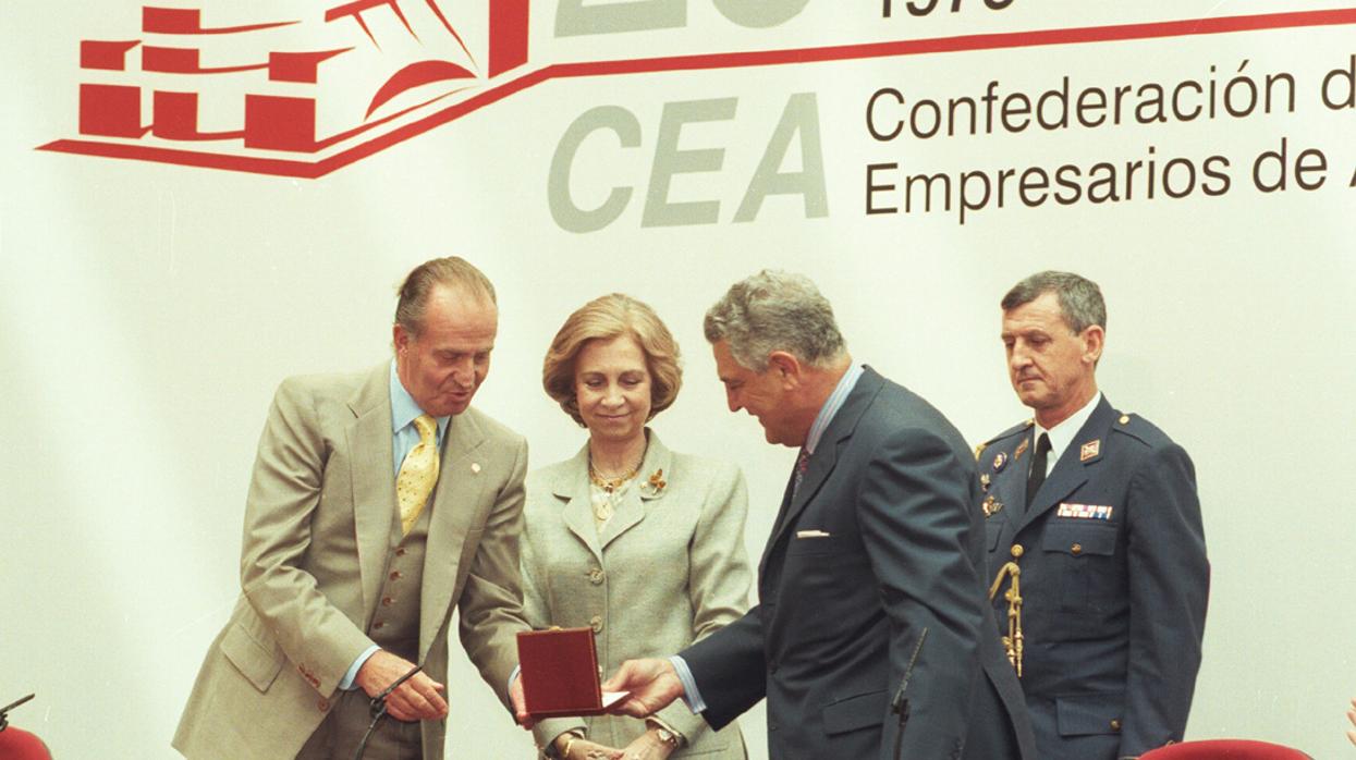 Los Reyes Don Juan Carlos y Doña Sofía, con Rafael Álvarez Colunga, en el XX aniversario de la CEA