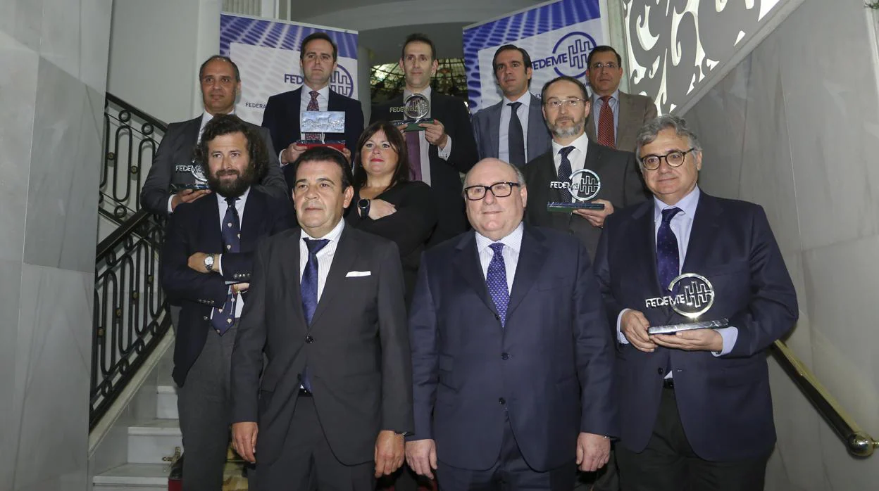 Francisco Javier Moreno Muruve (en el centro), junto a los premiados y otros responsables de Fedeme