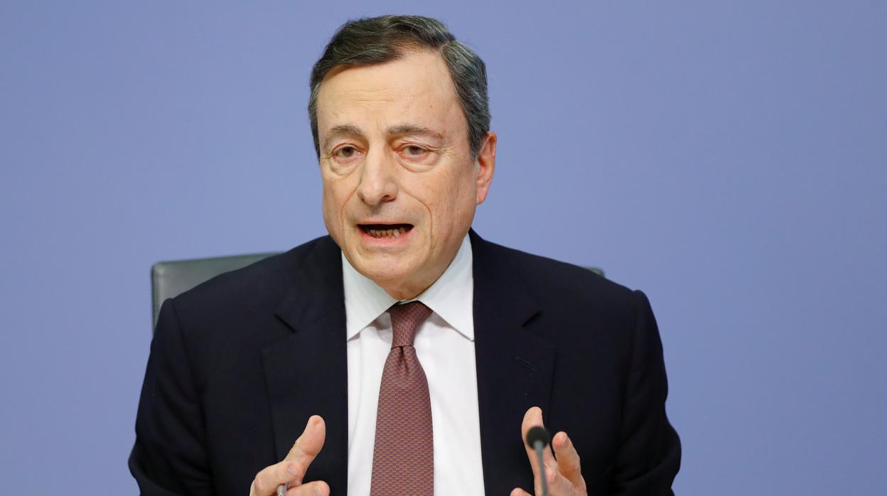 Draghi promete a la banca aliviar el coste de los tipos negativos