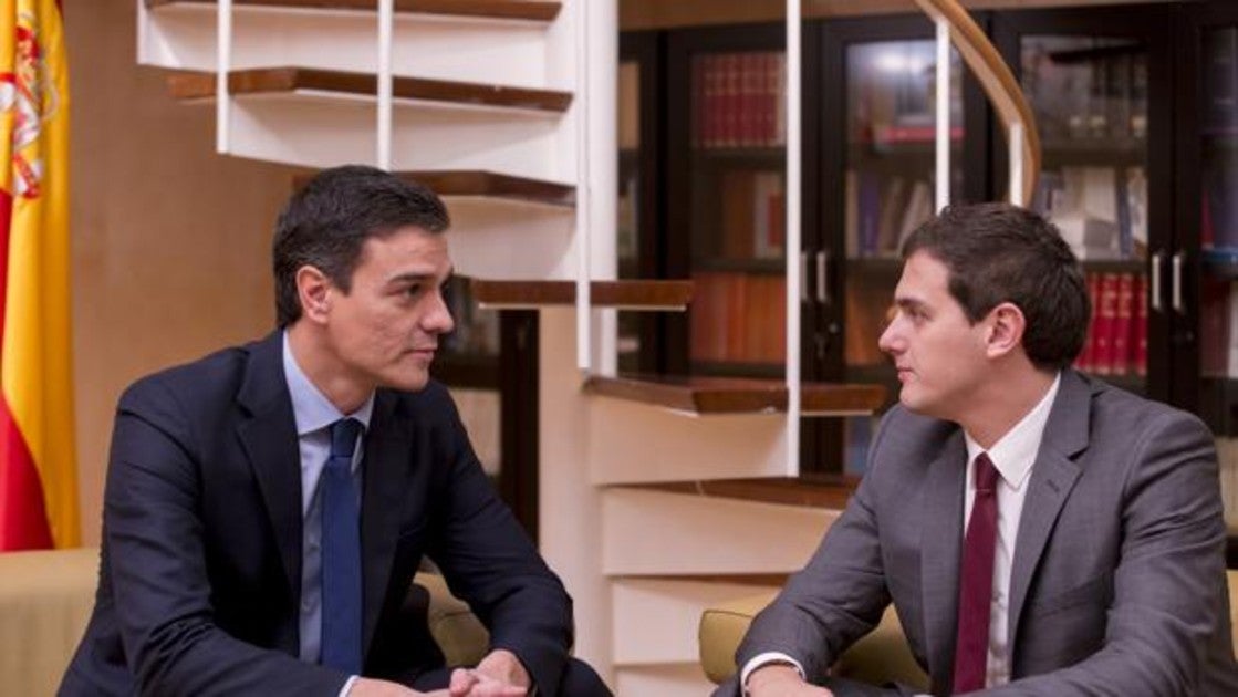 El presidente del Gobierno, Pedro Sánchez, junto al líder de Ciudadanos, Albert Rivera