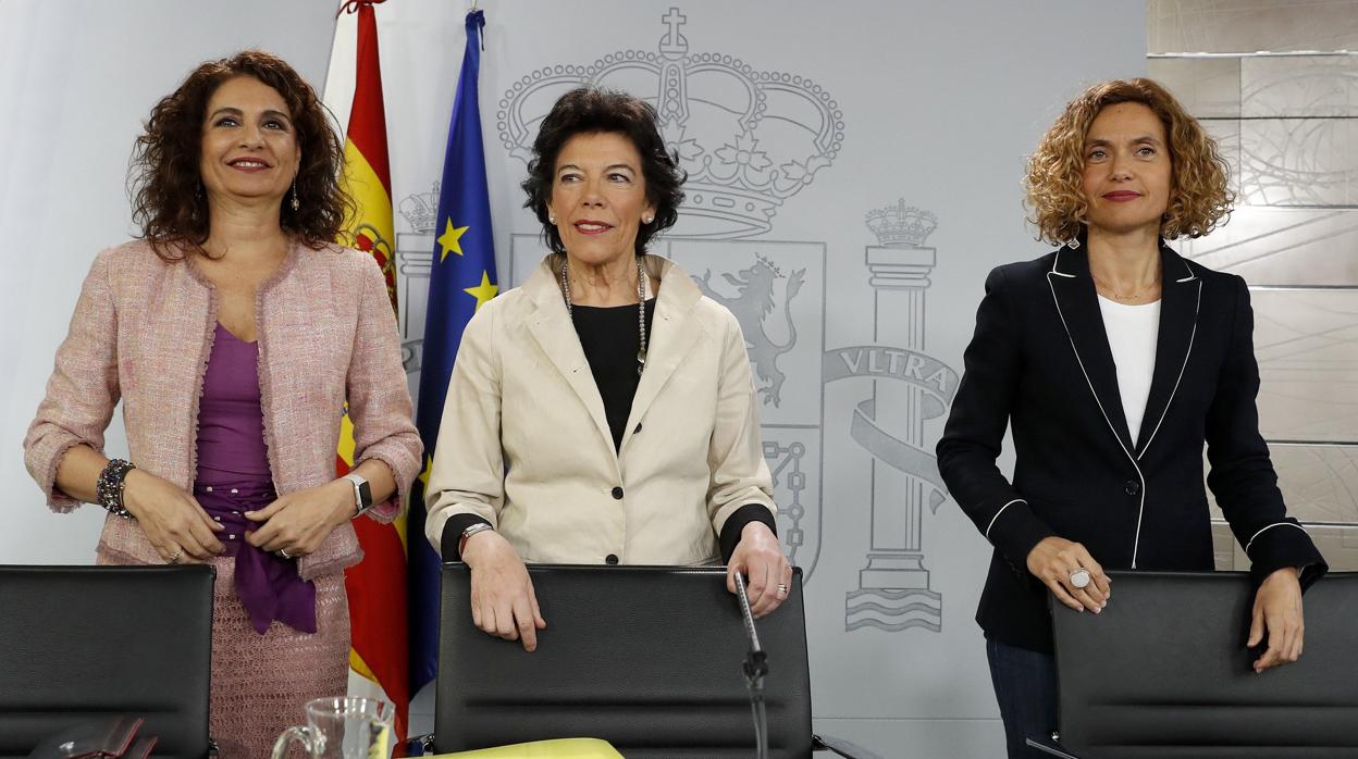 Las ministras María Jesús Montero, Isabel Celaá y Meritxell Batet, en rueda de prensa