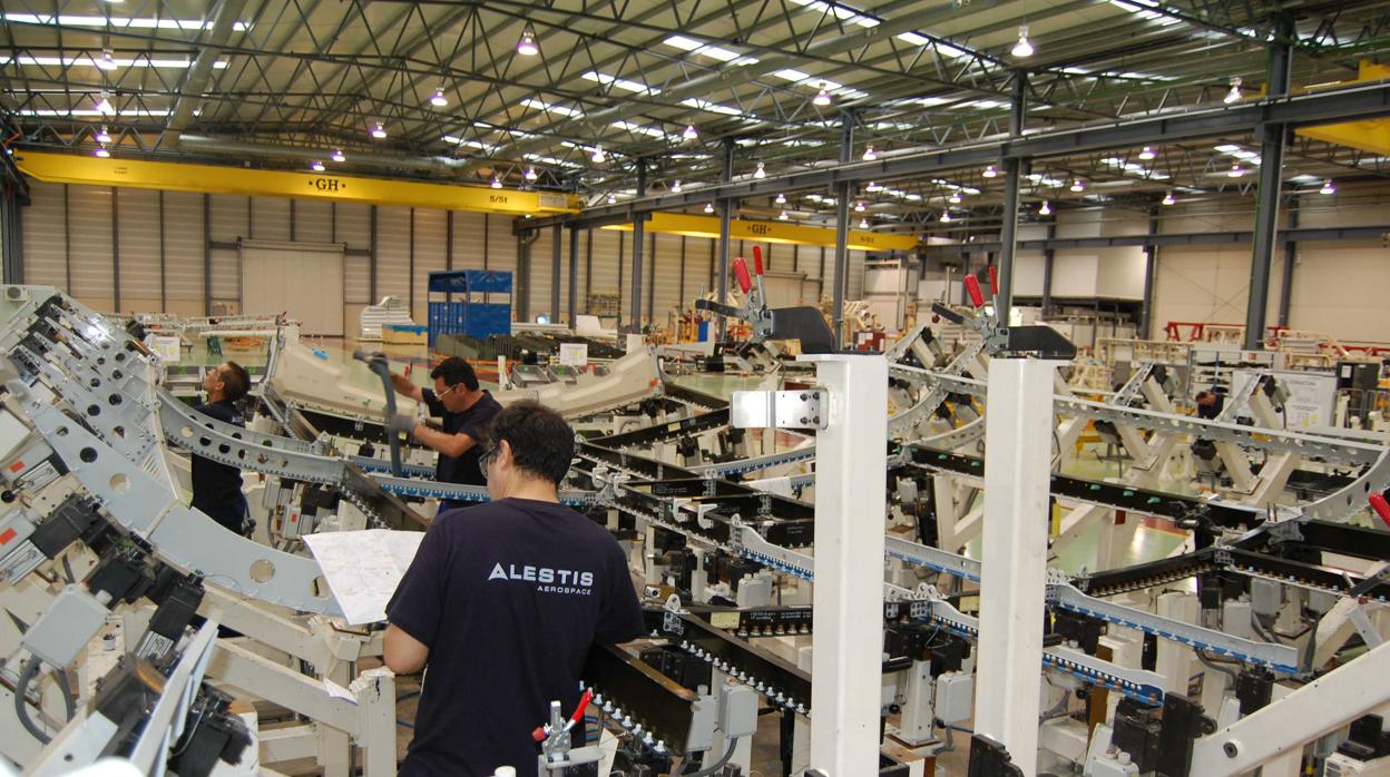 Son dos empleados trabajando en Puerto Real en una Belly Fairing del A350 XWB.