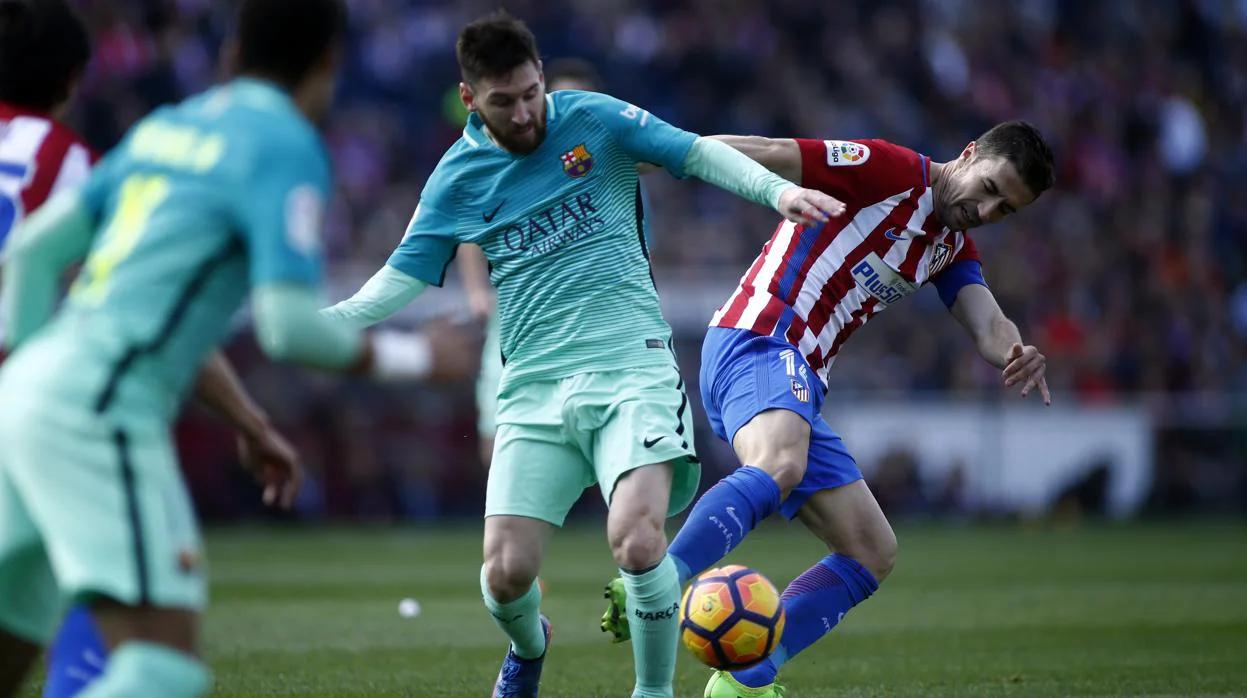El centrocampista del Atlético de Madrid, Gabi, arrebatándole un balón al jugador barcelonista, Messi
