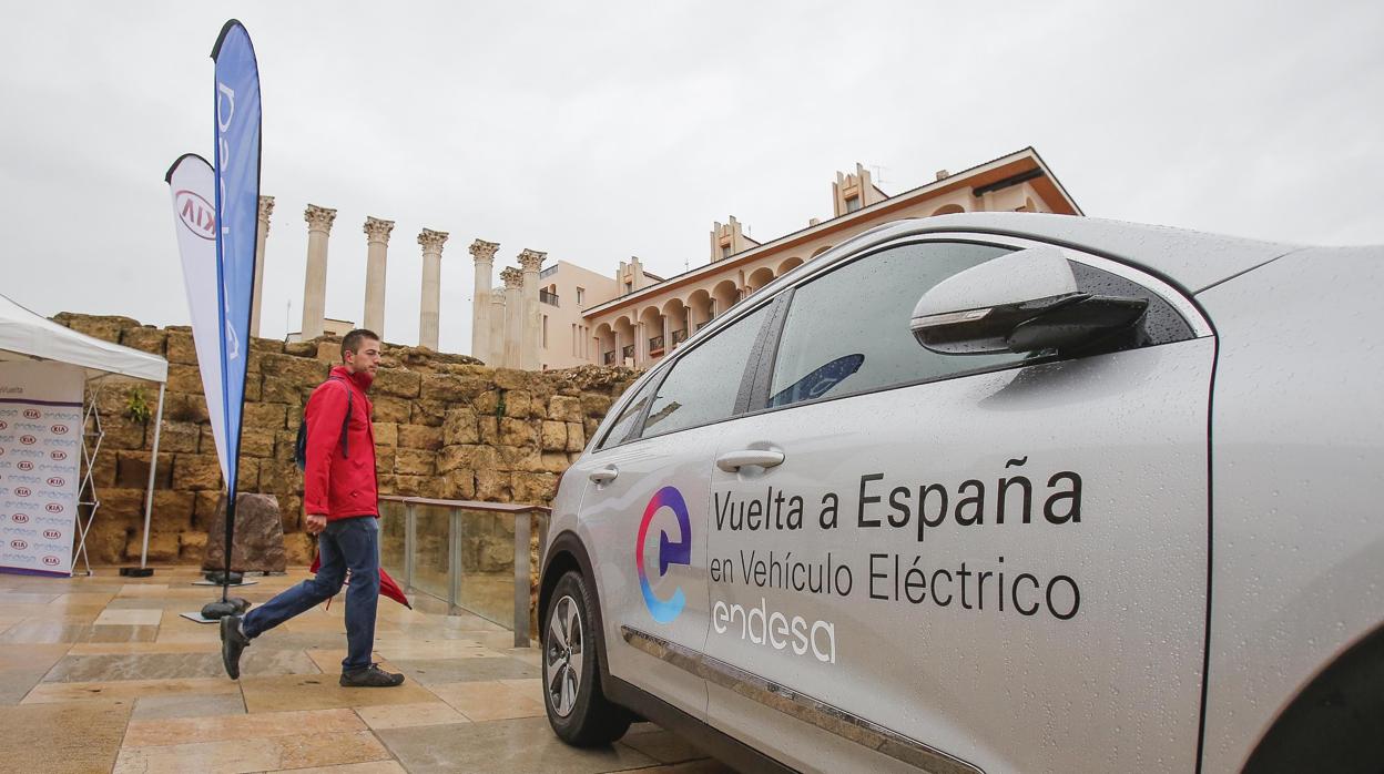 Vuelta a España en coche eléctrico de Endesa y KIA a su paso por Córdoba