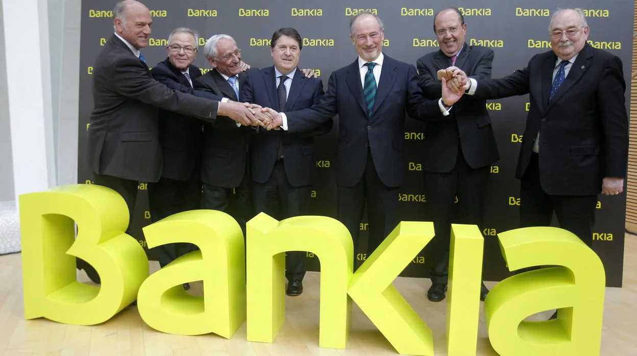 Los expresidentes de las siete cajas fusionadas en Bankia, entre ellos José Luis Olivas y Rodrigo Rato, en 2010 al anunciar la integración