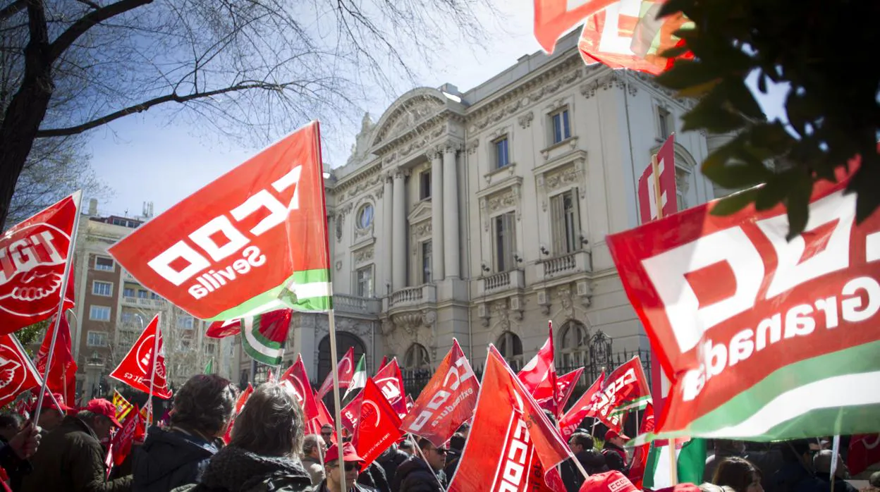 Manifestación de trabajadores de Endesa, el año pasado, ante la embajada de Italia en Madrid