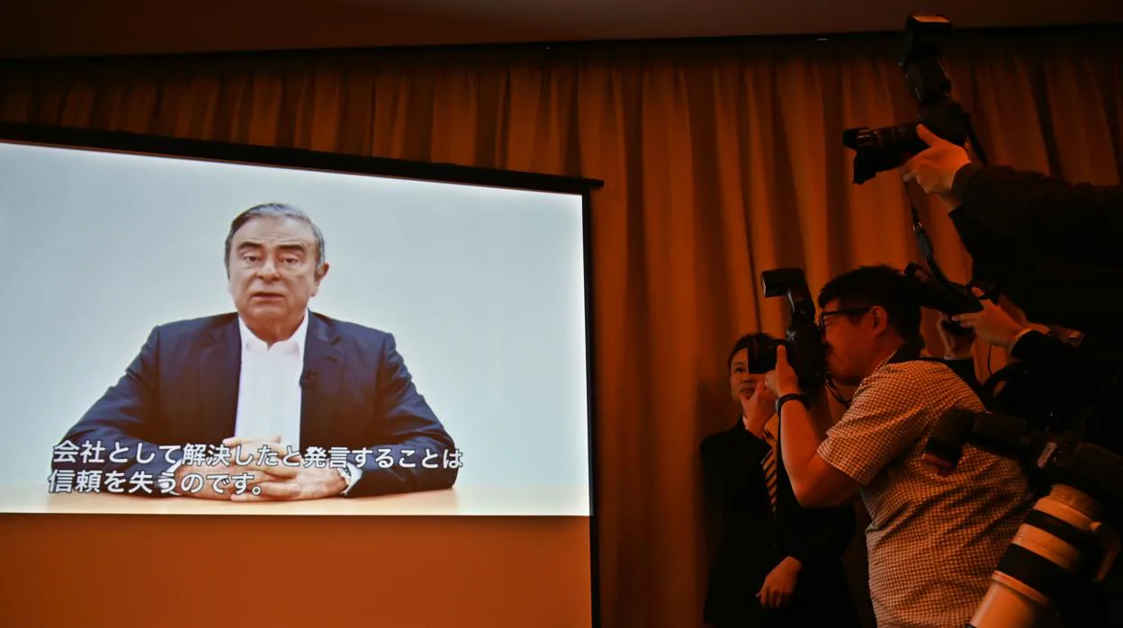 La imagen muestra la expectación suscitada por la emisión del vídeo de Ghosn, detenido horas antes