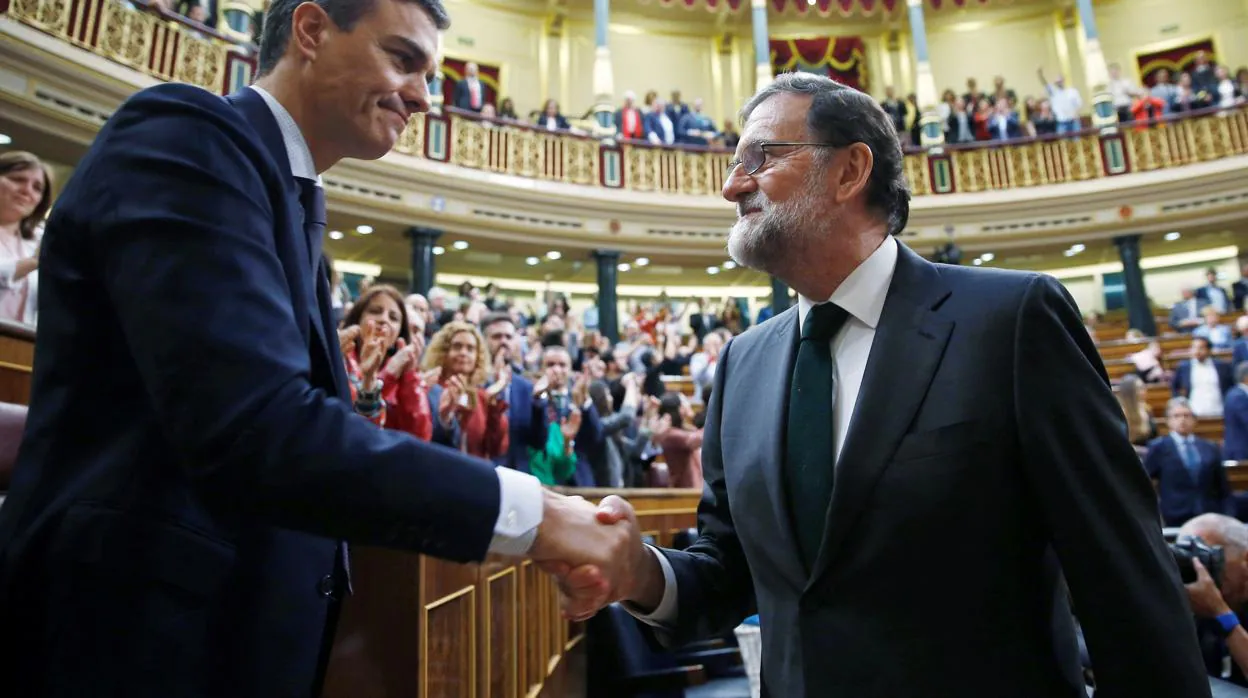 El expresidente del Gobierno, Mariano Rajoy, felicita al recién investido presidente Pedro Sánchez, tras la moción de censura