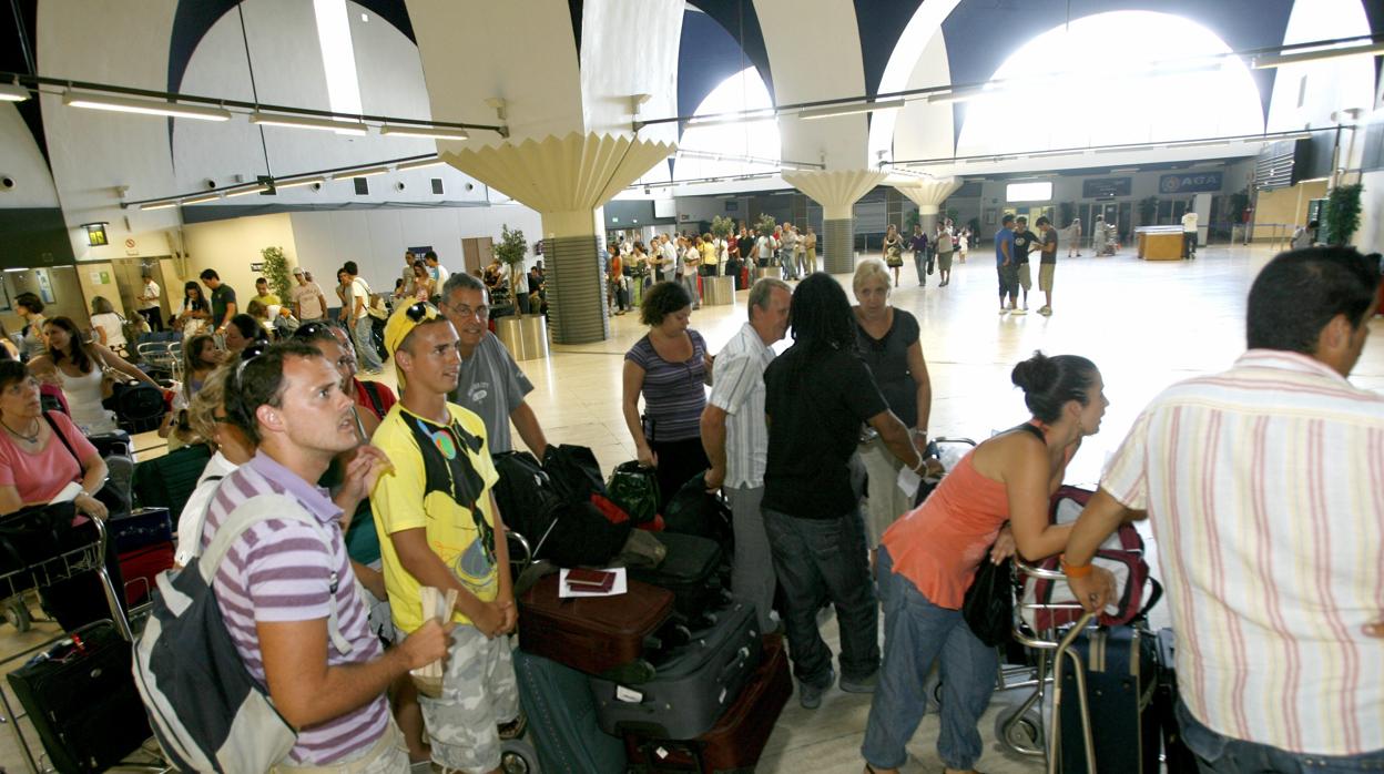 Pasajeros esperando en el aeropuerto de Sevilla
