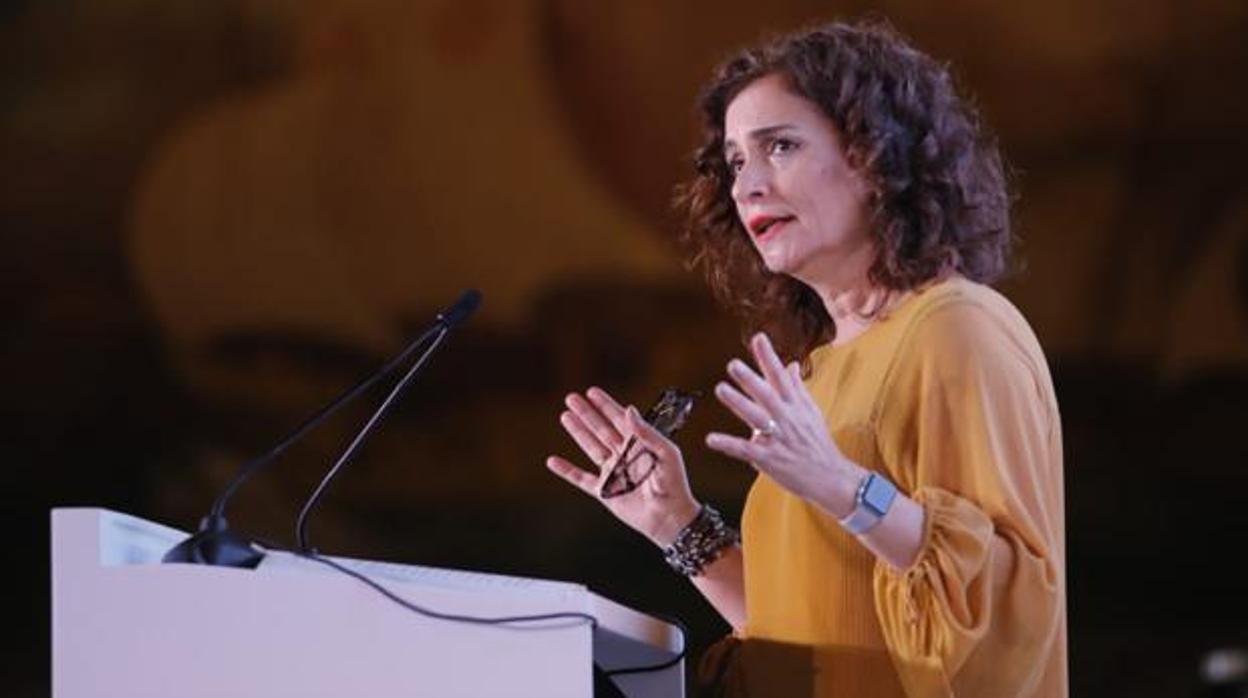 La ministra de Hacienda, María Jesús Montero, realiza un discurso