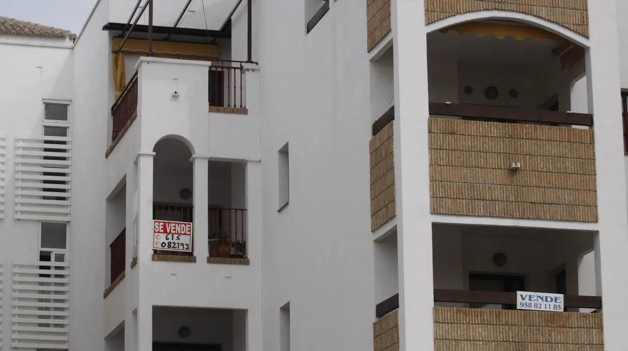 Un piso en un municipio de Granada con el cartel de «Se vende»