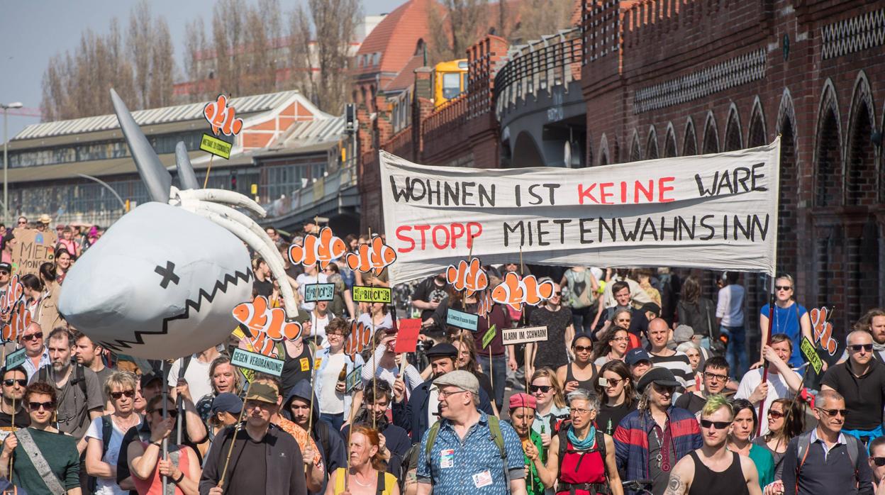 Un grupo de ciudadanos en Berlín en una de las tantas protestas contra el alza del precio del alquiler