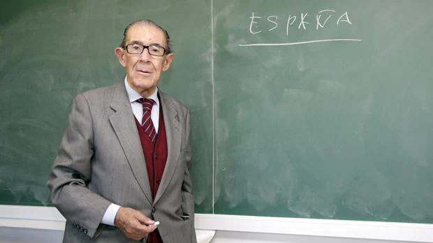 El economista Juan Velarde: «La corrupción ha sido un freno notable para la economía andaluza»