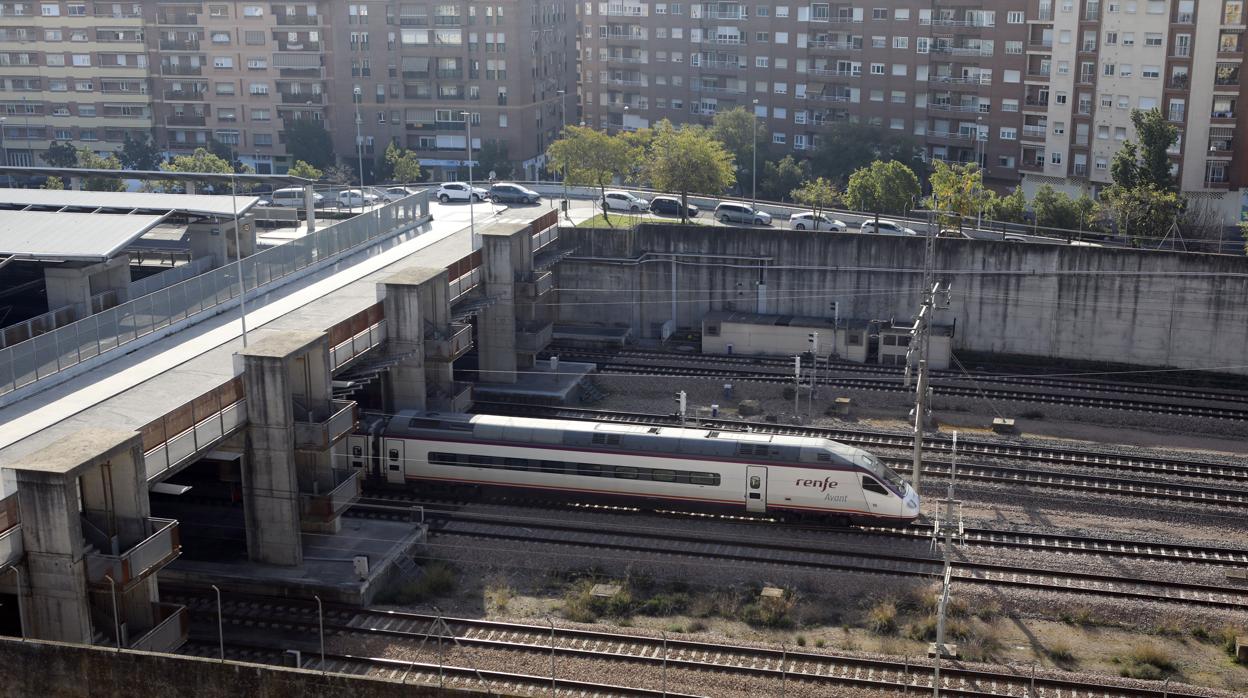 Un tren de alta velocidad a su paso por Córdoba