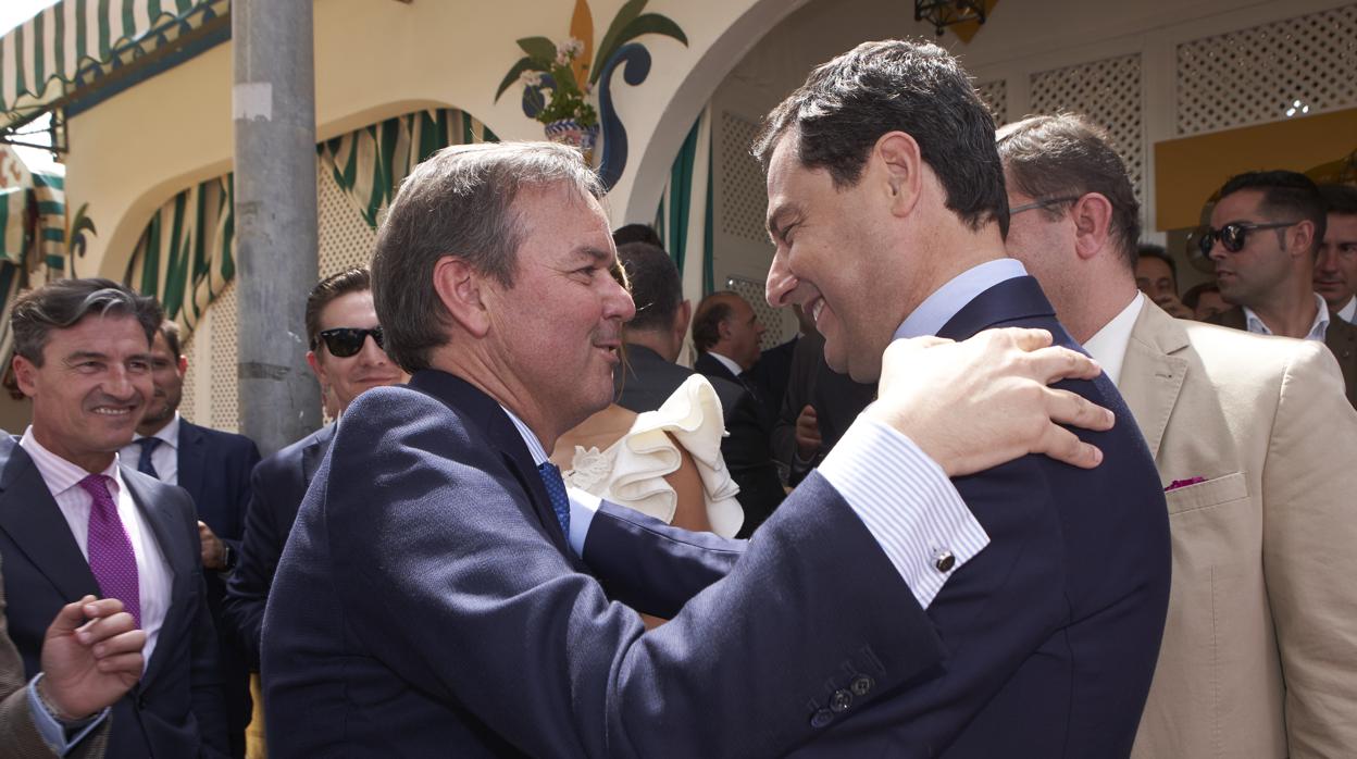 Alberto García Valera, exconsejero de Hacienda del actual Gobierno andaluz, se ha reecontrado este lunes en la Feria de Sevilla con el presidente de la Junta, Juanma Moreno Bonilla